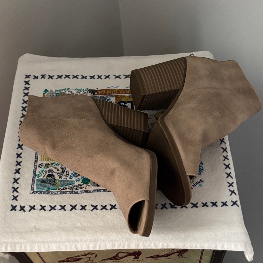 Reaction Kenneth Cole Tan Peep-Toe Ankle Boots - Picture 3 of 5